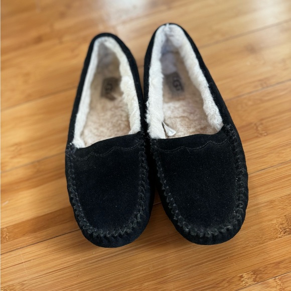 Women’s Ugg slippers - Picture 3 of 4